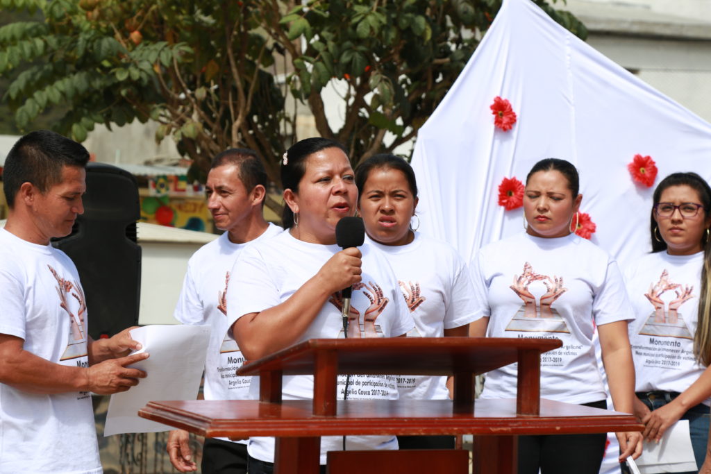 A member of the Argelia MVPC speaking at the unveiling ceremony of a monument meant to honor victims of armed conflict. Photo Credit: Daniela Cerón Benitez
