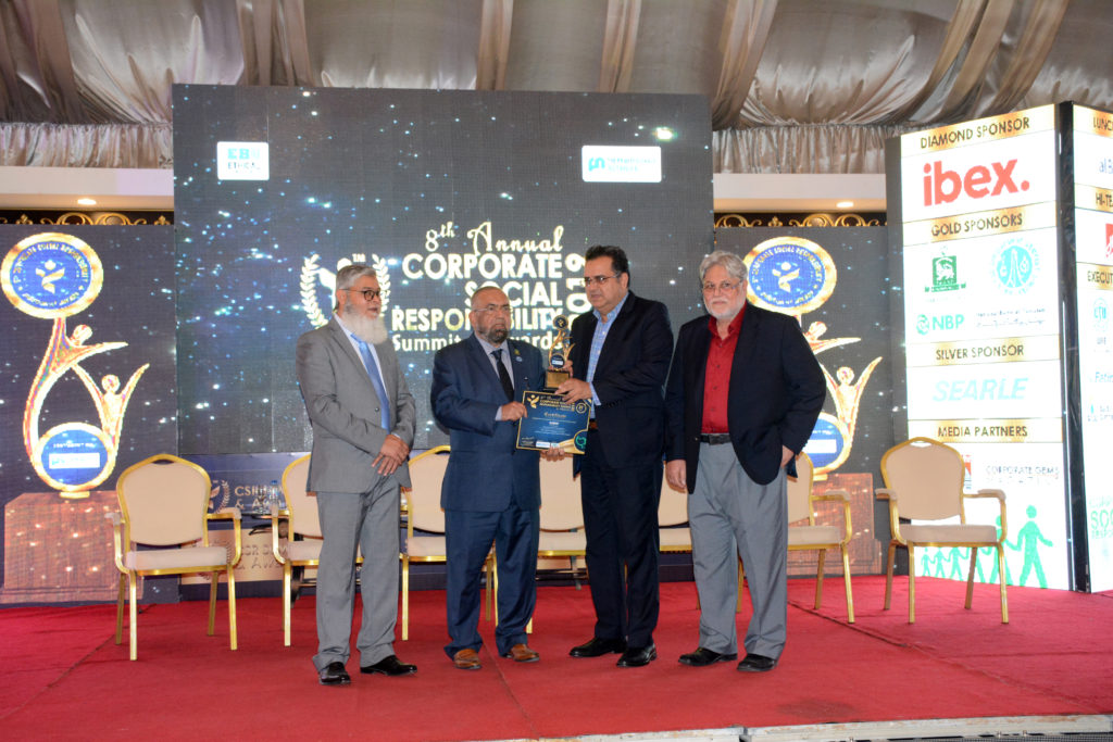 Rafiq Mangi, Acting COP, receives the CSR award on behalf of Blumont/CMP.